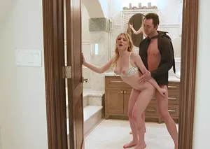 Cô giáo dạy bơi bị cưỡng bức vì bộ trang phục quá kích thích