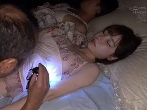 Yêu chị kế nhưng không dám thổ lộ, cậu đau lòng khi thấy bạn thân của mình xoạc chị ấy